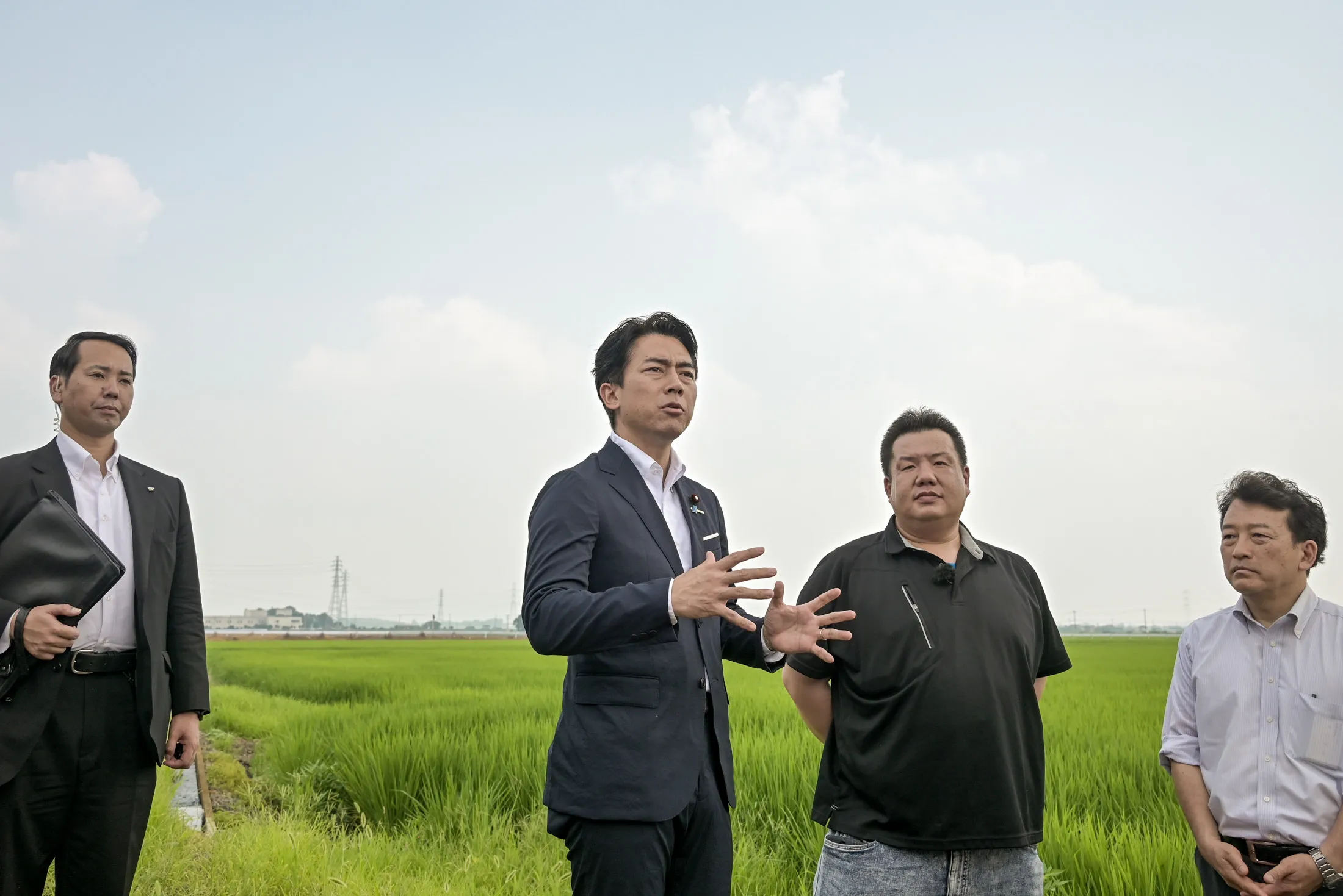Shinjiro Koizumi, Japan’s agriculture minister, visits rice farmers in Ibaraki Prefecture on&nbsp;July 9.