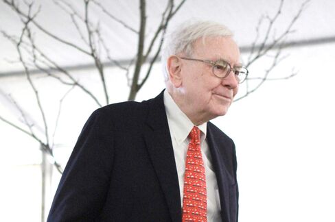 Buffett Mocking Gold Sidesteps Slump As He Bets on Stocks