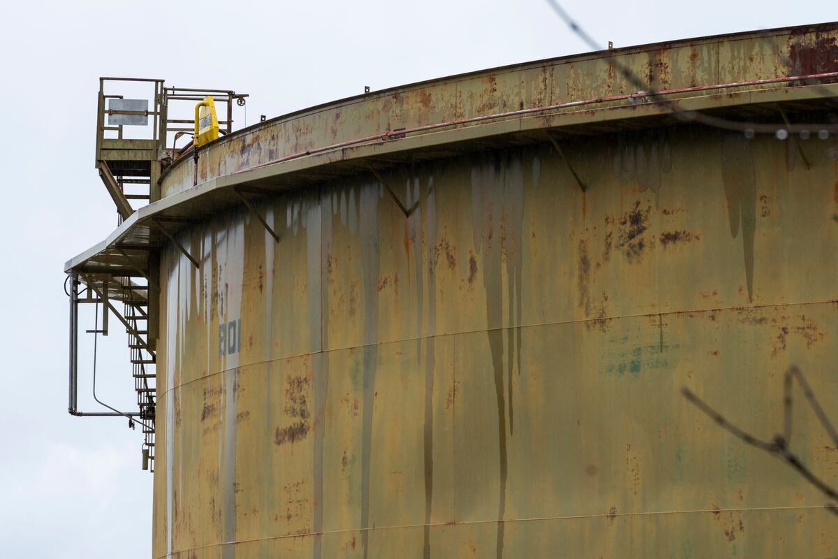 Oil Falls as OPEC Fears Outweigh Possible Easing of China Levies - Bloomberg News