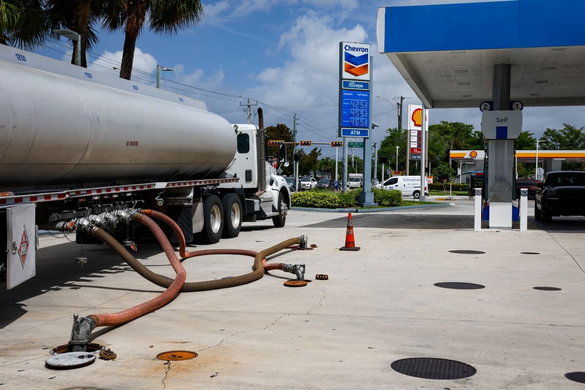 bloomberg.com - Michael Hytha - War, Fuel Prices Seen Steering Travel Industry Toward M&amp;A
