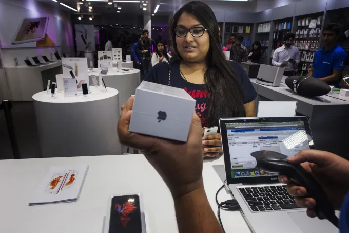 First Purchases Of The Apple IPhone 6s At An Izenica Store As New IPhones Are Released In India