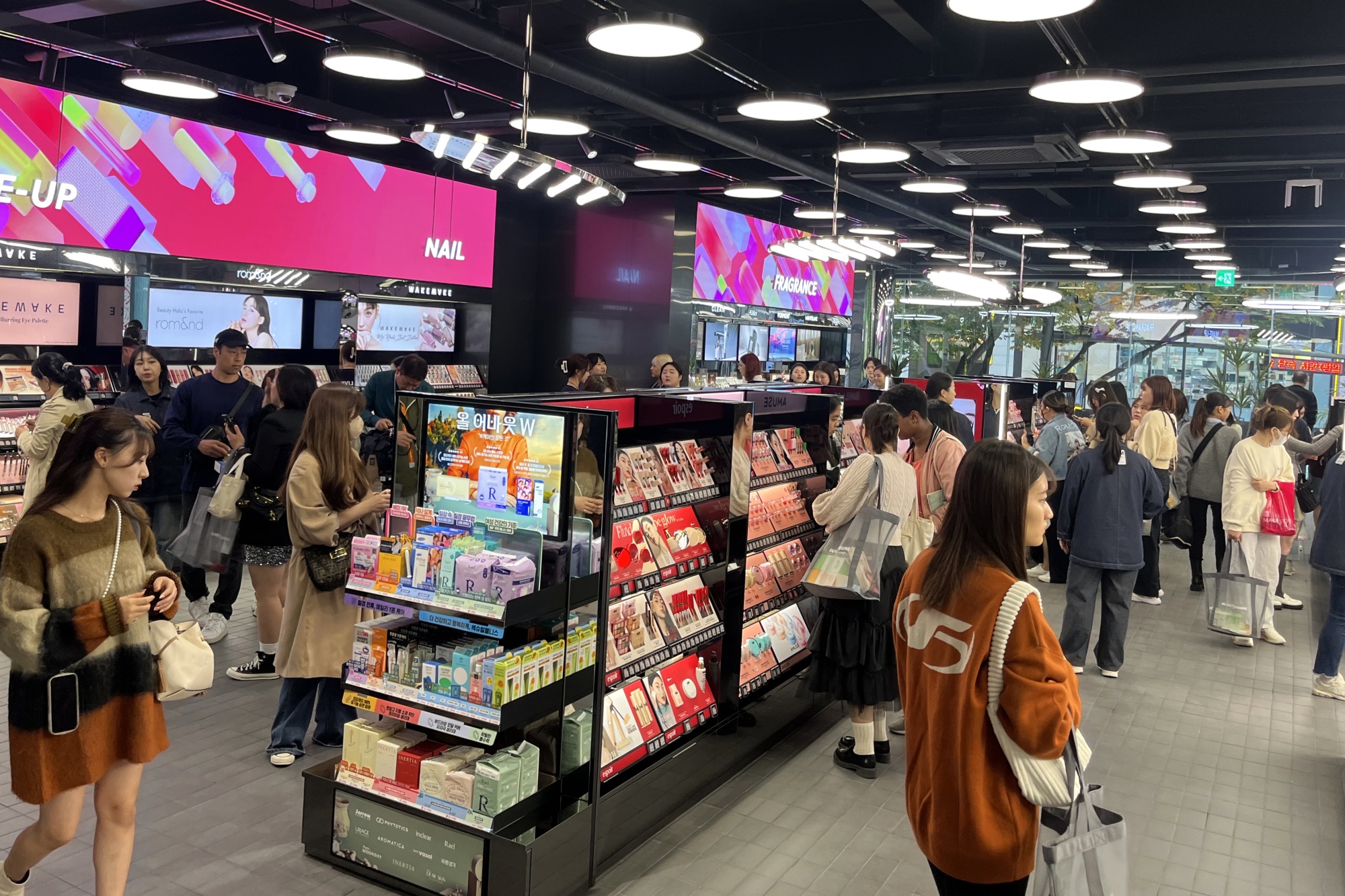 K-Pop Loving Tourists Spur Sales Surge at Korean Cosmetics Brand