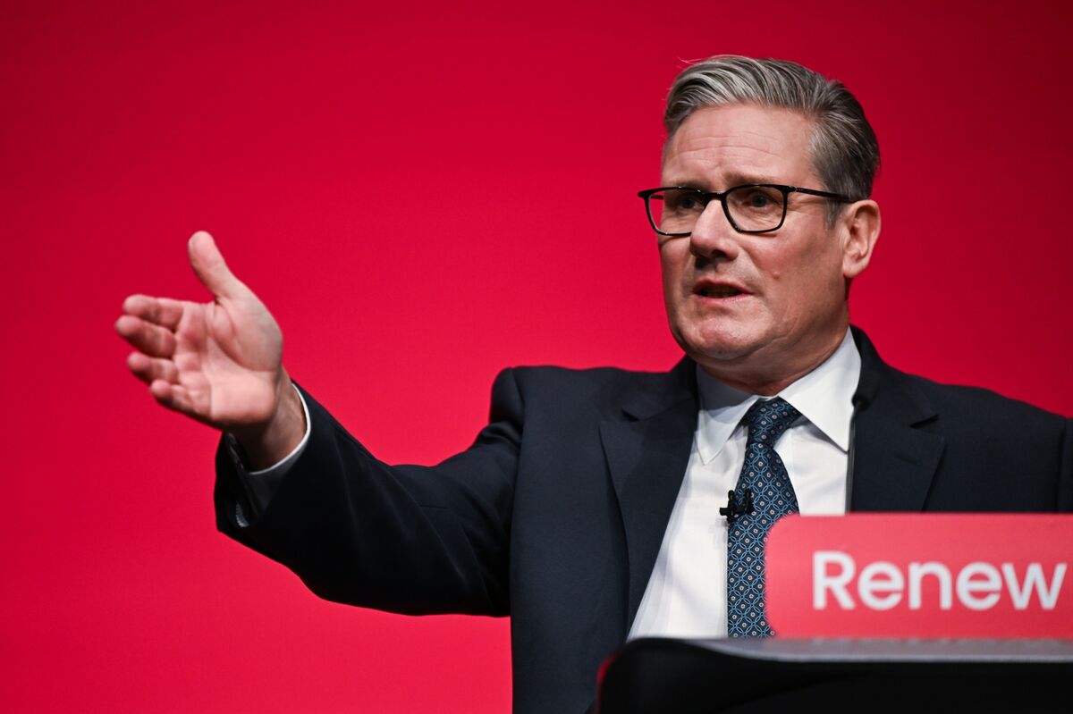 Starmer Urges Working Class Britons to Back Him Over Farage