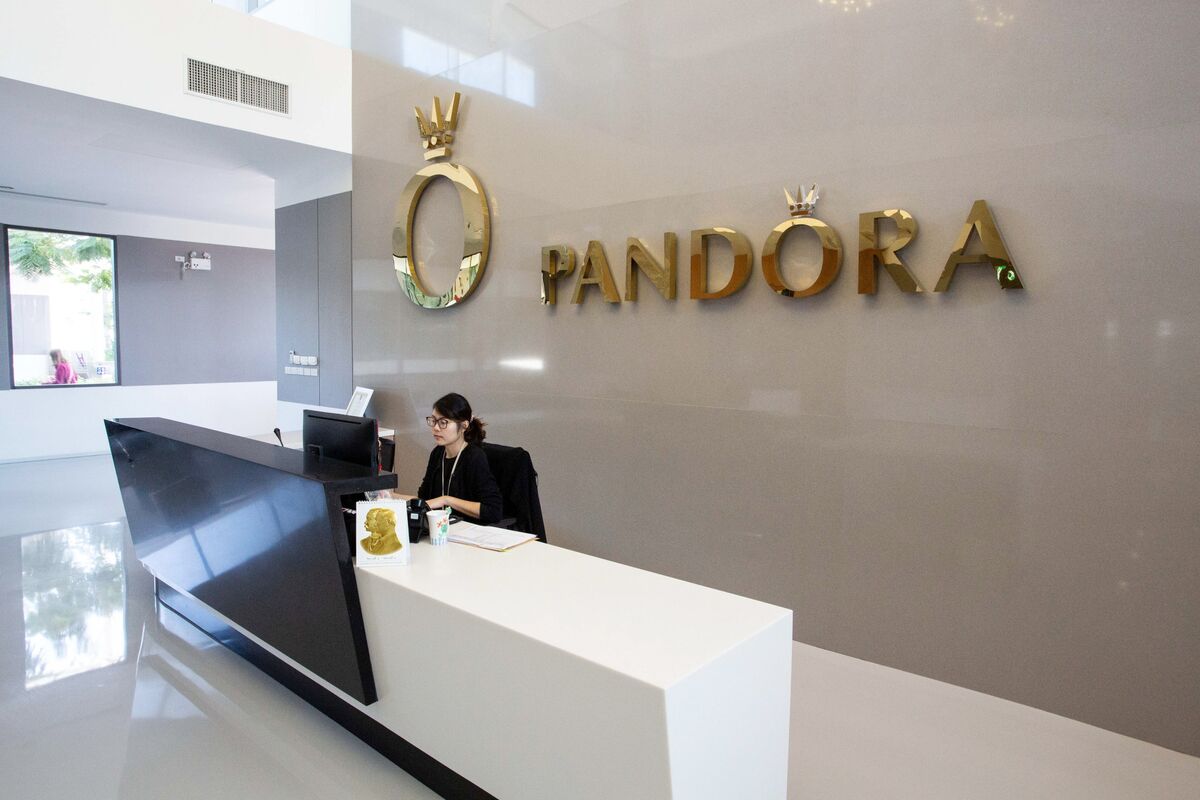 Pandora's Ex-IR Comes Back Haunt Firm Sell Rating - Bloomberg