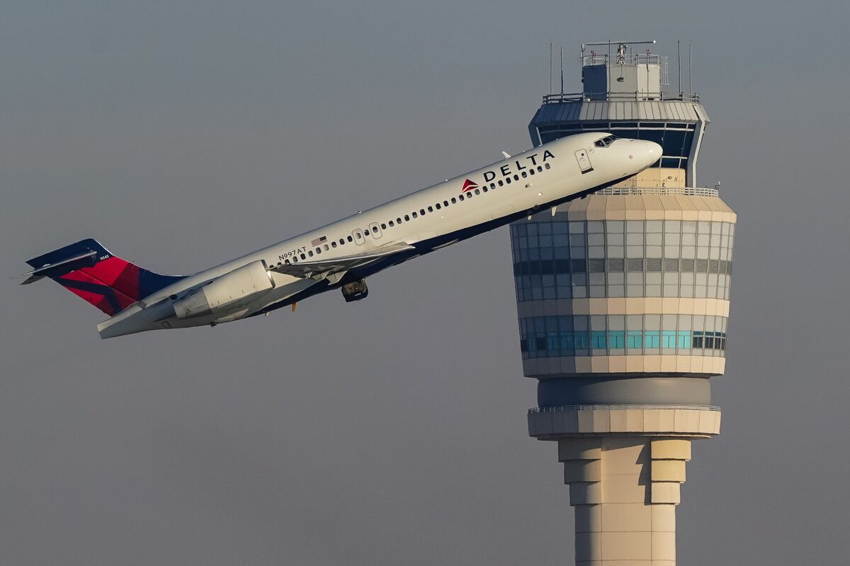 
                            Delta Air Sees $200 Million Hit from Shutdown Fallout (DAL)
