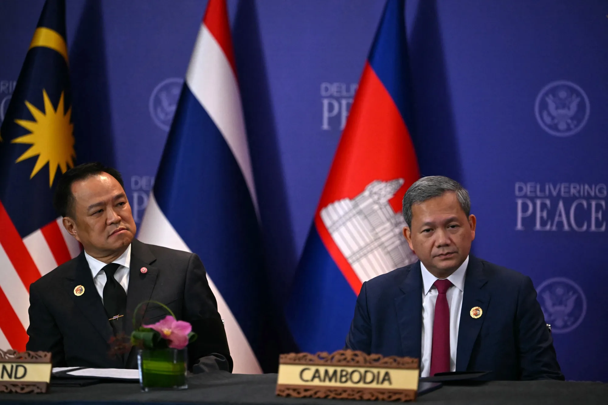 Anutin Charnvirakul and Hun Manet at the ceremonial signing of the peace agreement in Kuala Lumpur on Oct. 26.