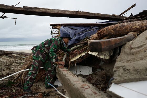 Indonesian Tsunami Death Toll Tops 400 With Thousands Displaced