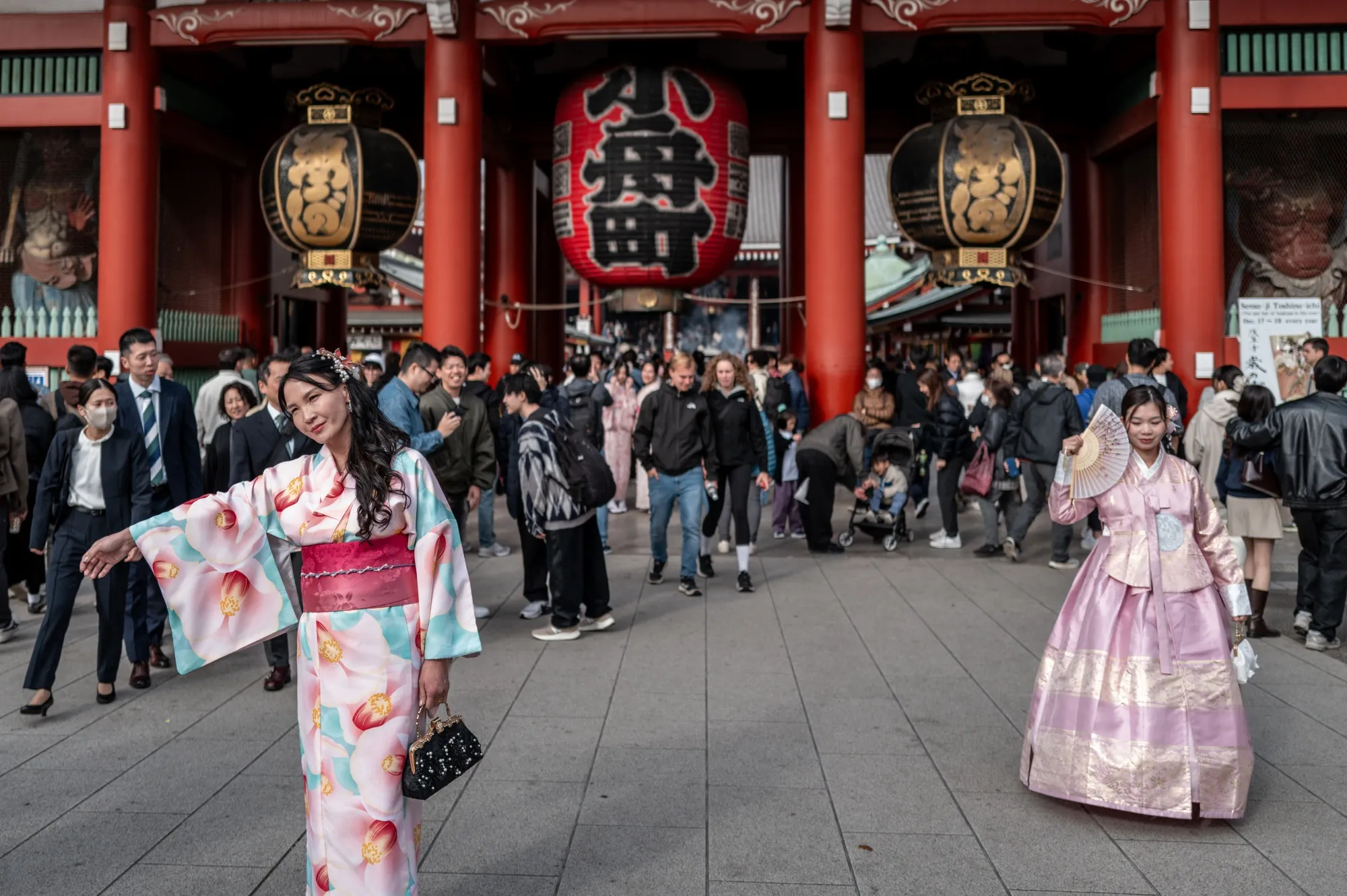 浅草寺前の観光客（東京・浅草）