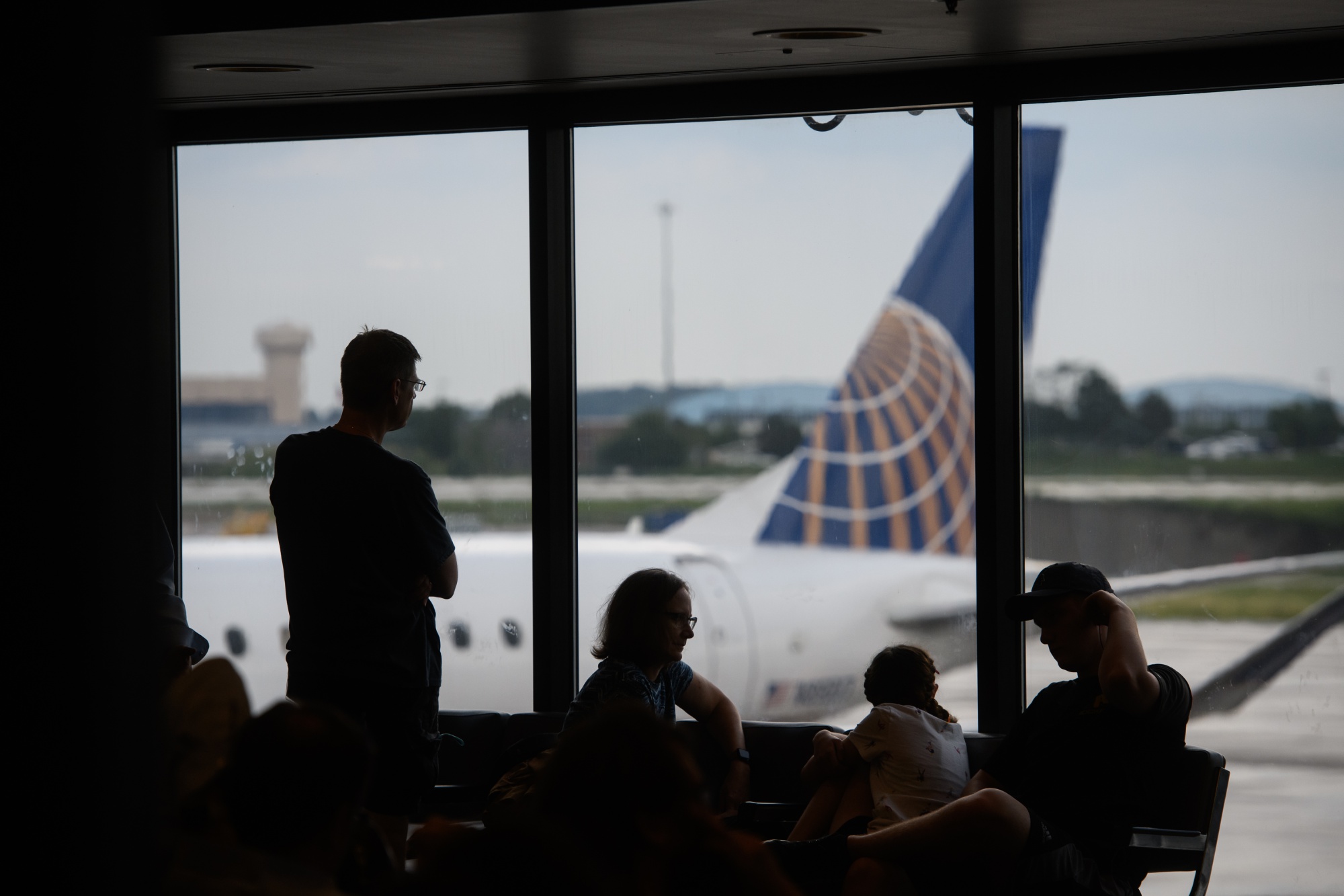 People watch as a United Airlines&nbsp;plane arrives at a gate at the Pittsburgh International Airport&nbsp;in Moon Township, Pennsylvania.