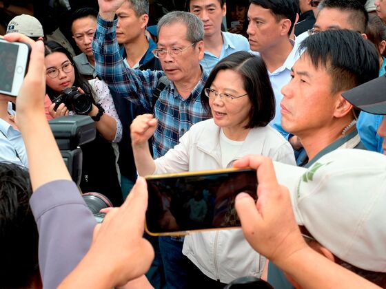 Taiwan's Growth, Rising Wages May Not Keep Tsai in Power