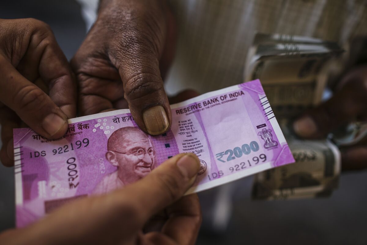 India Removing 2,000 Rupee Note May Spur Gold, Property Rush - Bloomberg