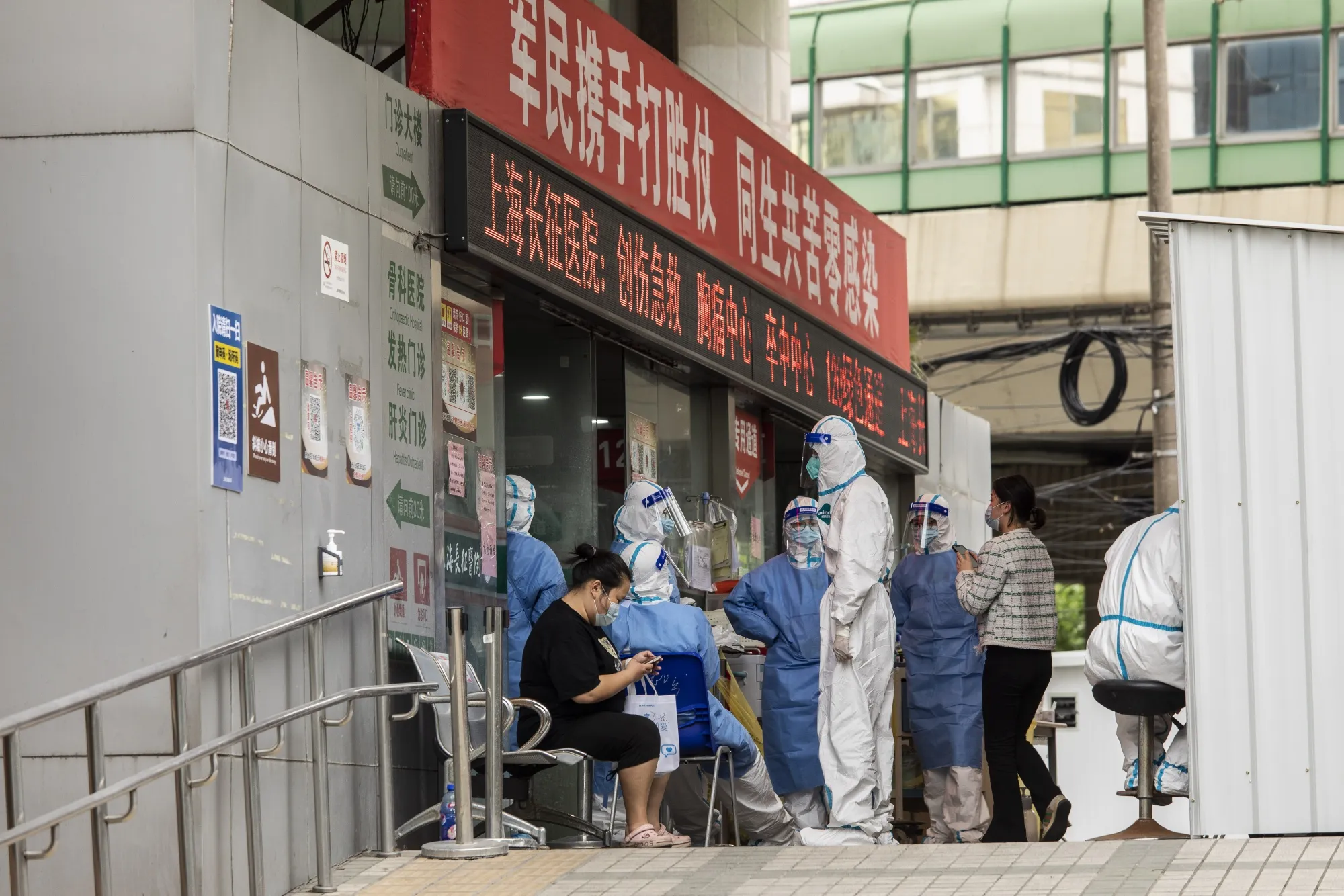 China will build more hospitals that specialize in treating moderate and severe Covid patients.