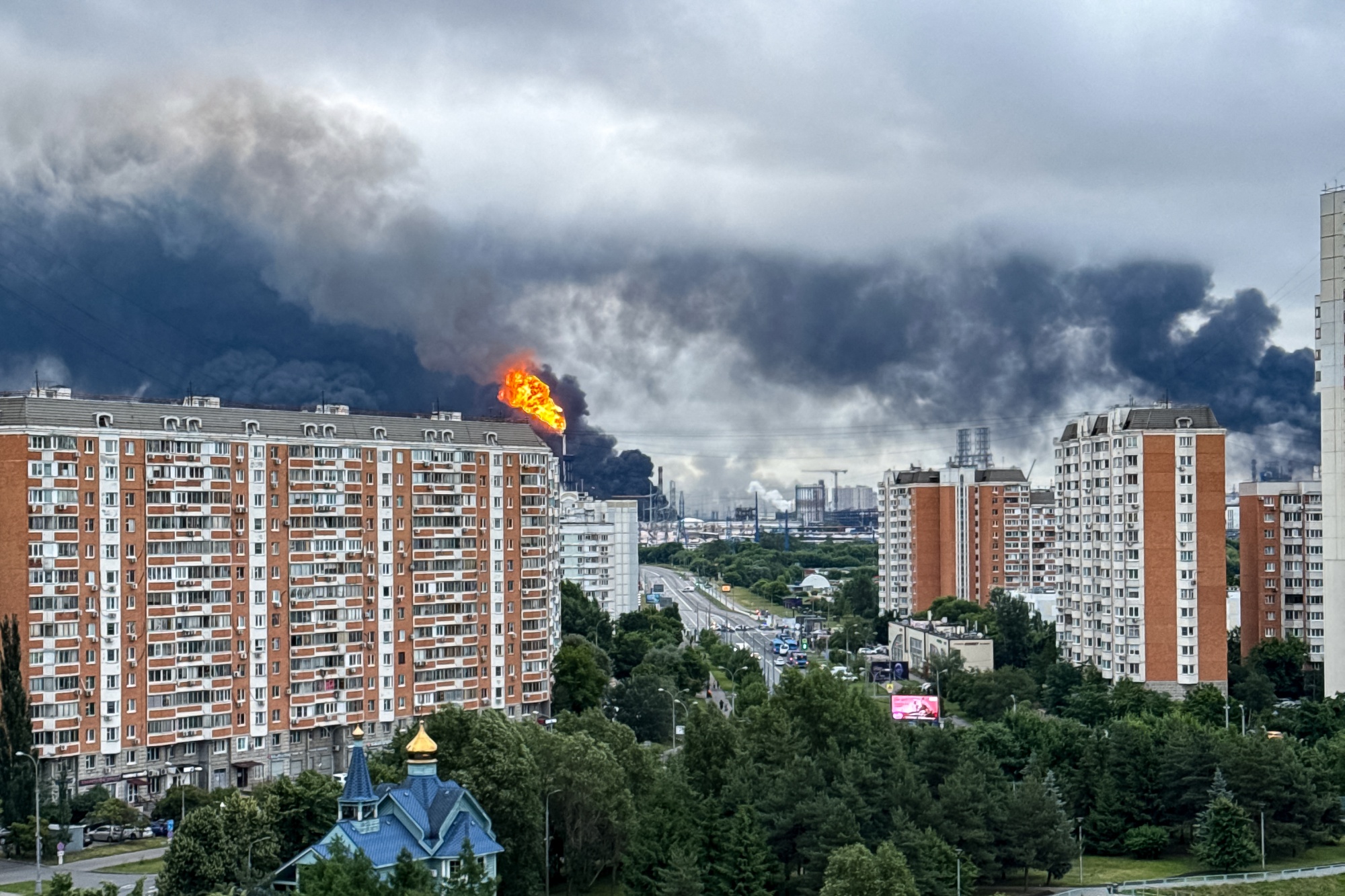 Black smoke rises from the area of an oil refinery on the outskirts of Moscow on June 18. Source: AFP/Getty Images