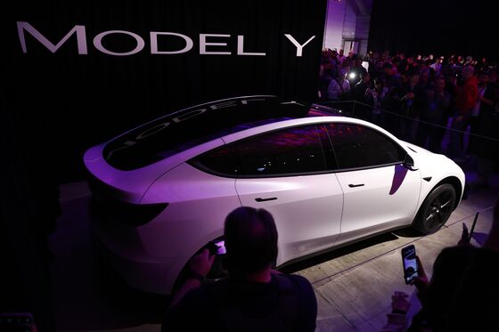 Musk’s Showy Events Gin Up Hype Tesla Doesn’t Always Live Up To