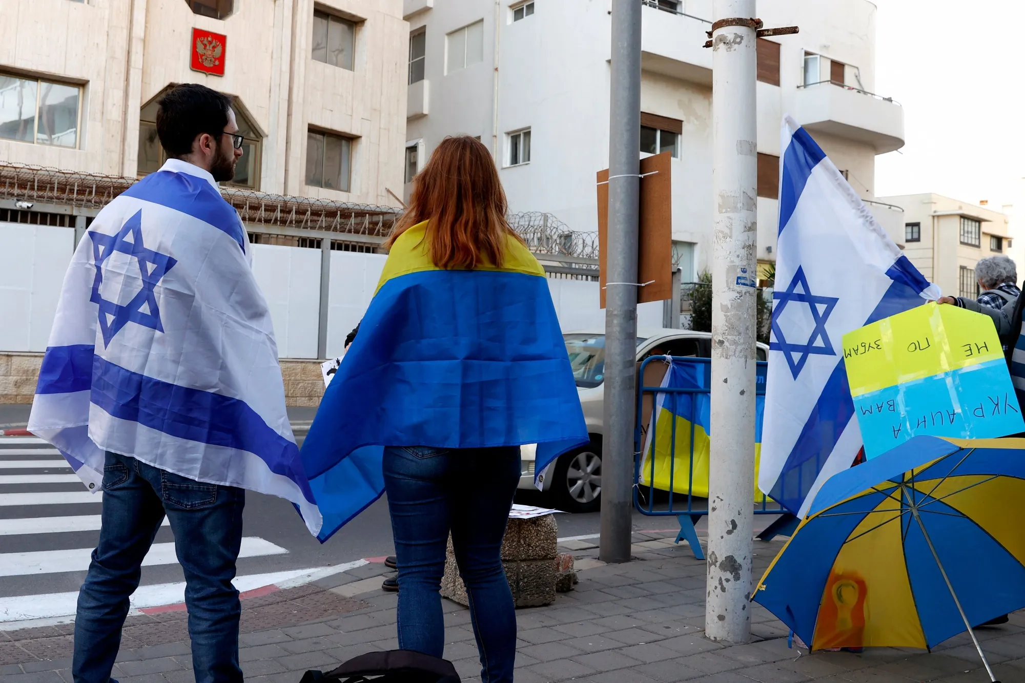 People clad in the Israeli and Ukranian flags take part in a protest in front of the Russian embassy in&nbsp;Tel Aviv in Feb. 2022.&nbsp;