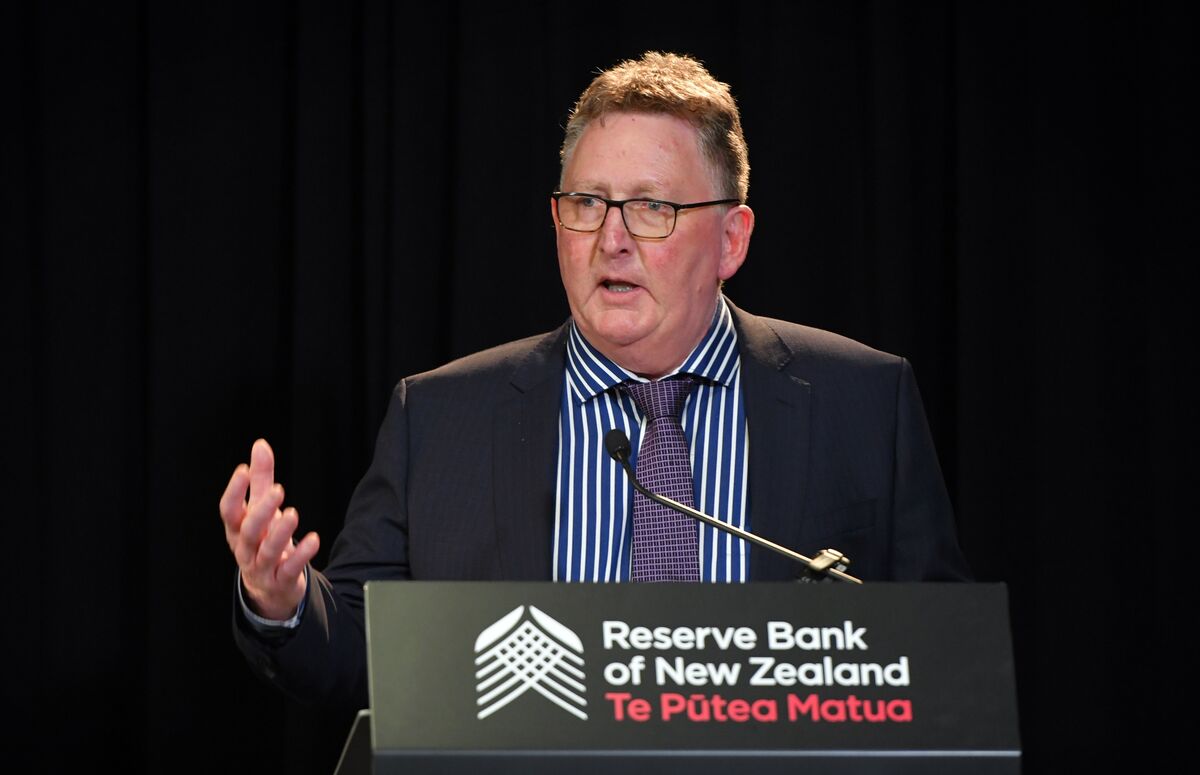 RBNZ Says Economy Will Slow as Rising Rates Curb Consumption - Bloomberg