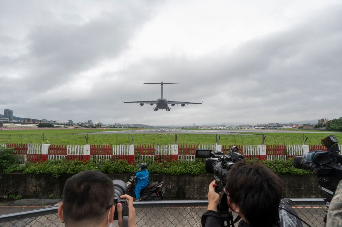 China Faces Nationalist Anger Over U.S. Military Plane in Taiwan thumbnail