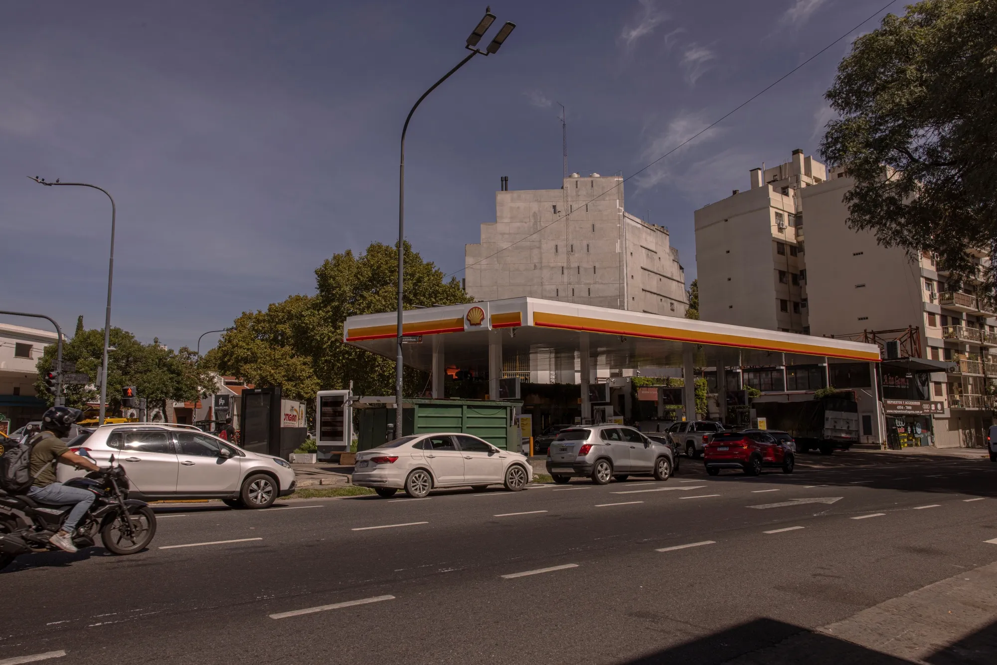 Vehicles wait in line&nbsp;at a Shell gas station in Buenos Aires.