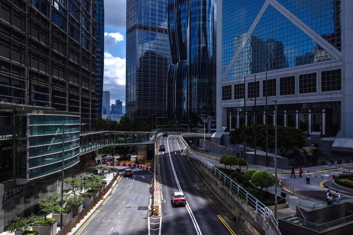 Hong Kong Expats Struggle to Find Jobs Without Speaking Mandarin, Cantonese