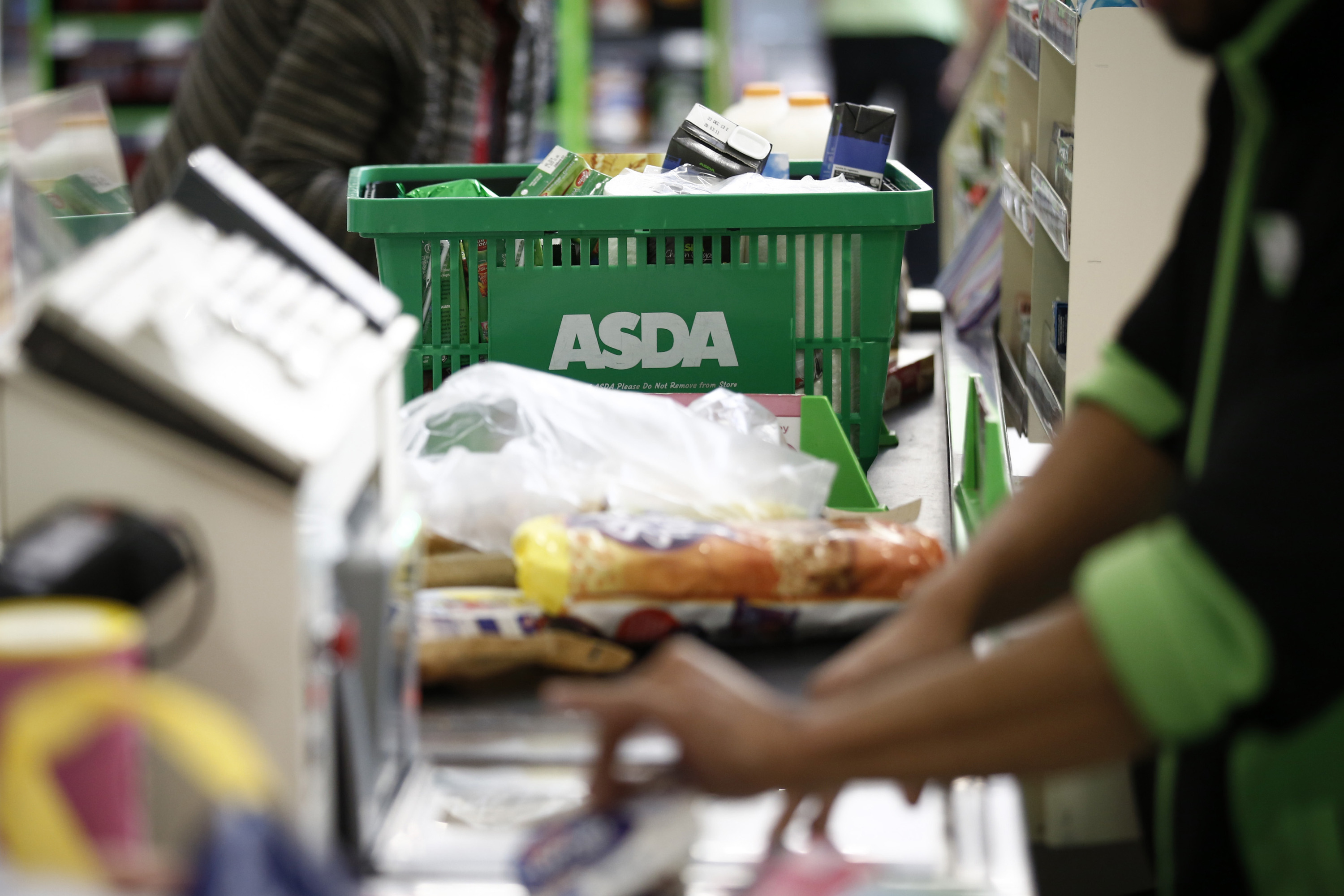 Thousands of Asda jobs at risk in online shopping push