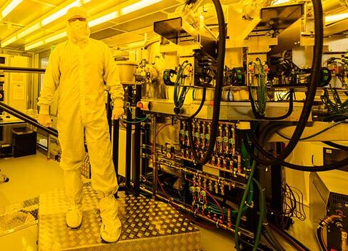 Writer Ashlee Vance tours the clean room at HP Labs.