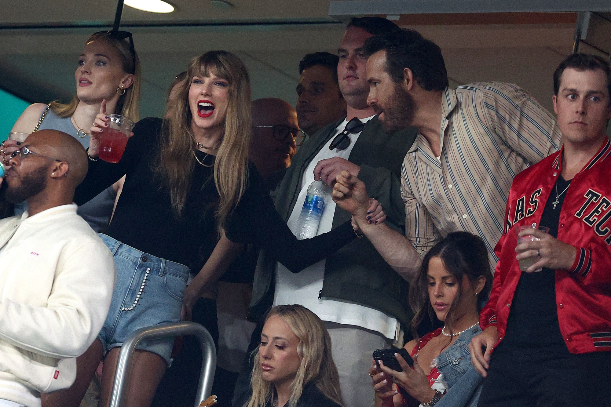 Historia De Amor De Taylor Swift Eleva Ratings De NFL Para NBC Bloomberg nfl-world-reacts-to-jets-running-back-s-announcement-the-spun