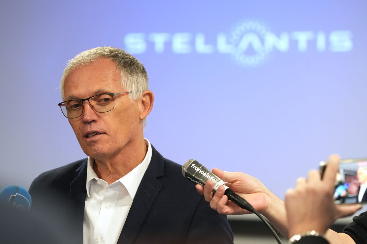 Stellantis Overhauls Management, CEO to Retire in 2026