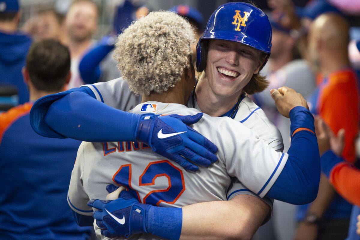 Fight breaks out between Mets and Pirates fans in the stands during New  York's seventh loss in a row