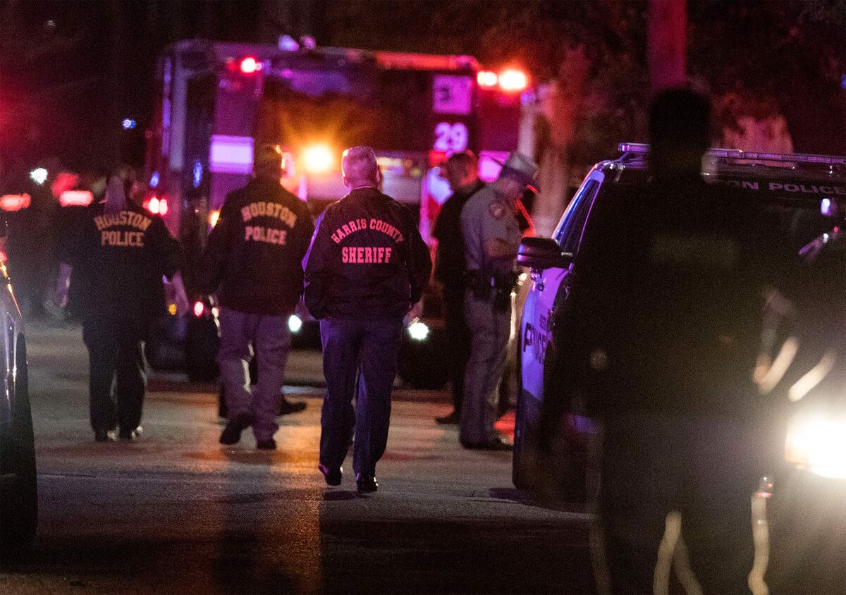 Houston Police 5 Officers Hurt in Shooting, 2 Suspects Dead Bloomberg