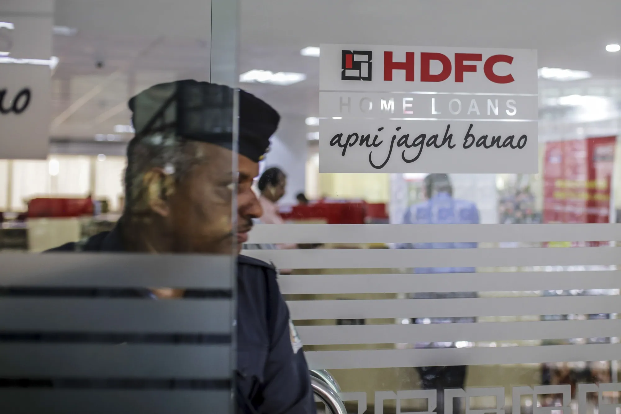 A security guard exits a&nbsp;HDFC&nbsp;bank branch in Mumbai, India&nbsp;in 2019.&nbsp;