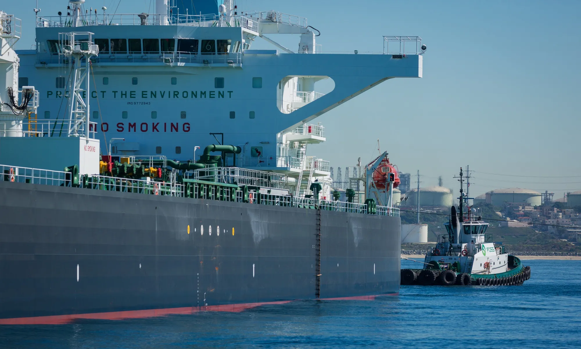 The Sea Garnet crude oil tanker is pulled by a tugboat near the El Segundo Offshore Oil Terminal in El Segundo, California, U.S., on Wednesday, Oct. 17, 2018.&nbsp;