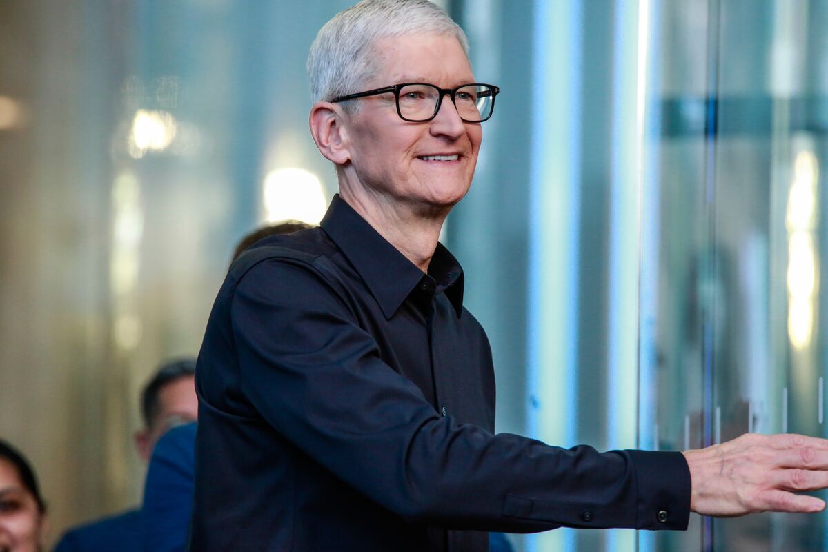 Tim Cook told Apple staff at an all-hands that he's "deeply distraught" with the US' current approach to immigration and he will press the issue with lawmakers (Mark Gurman/Bloomberg)