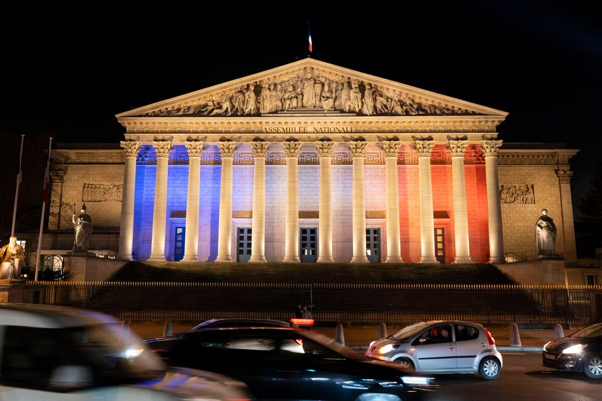 France Adopts Stopgap Budget Bill Into 2026 to Avert Shutdown