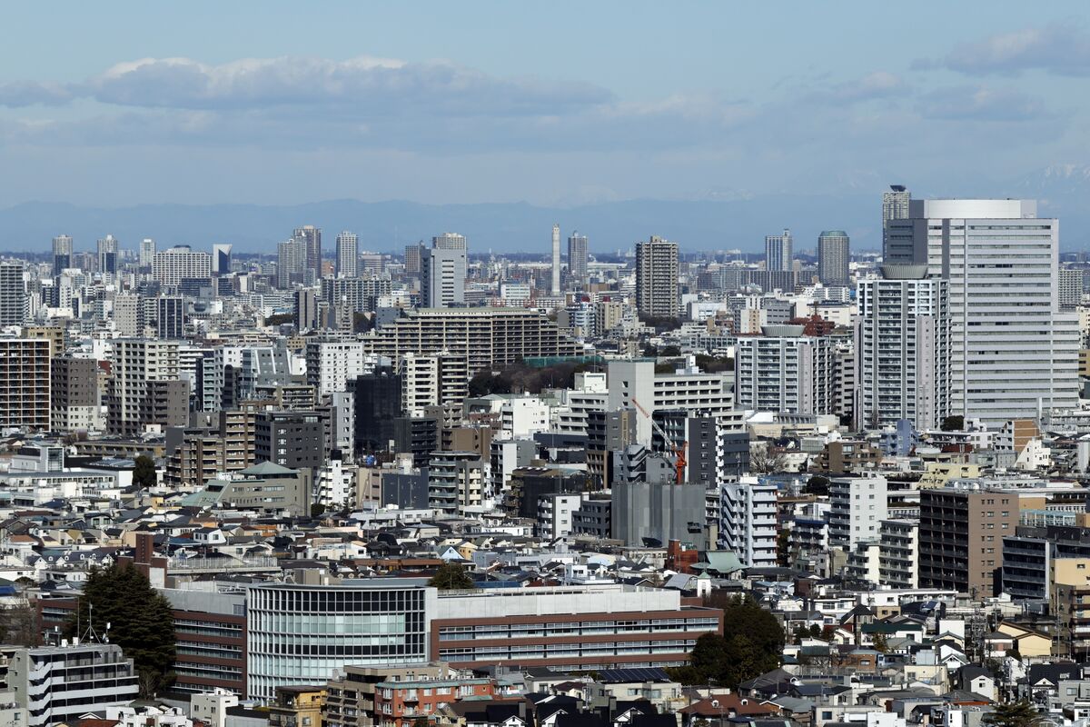bloomberg.com - Mia Glass - Japan Insurers Sold Domestic Super-Long Bonds as Yields Soared