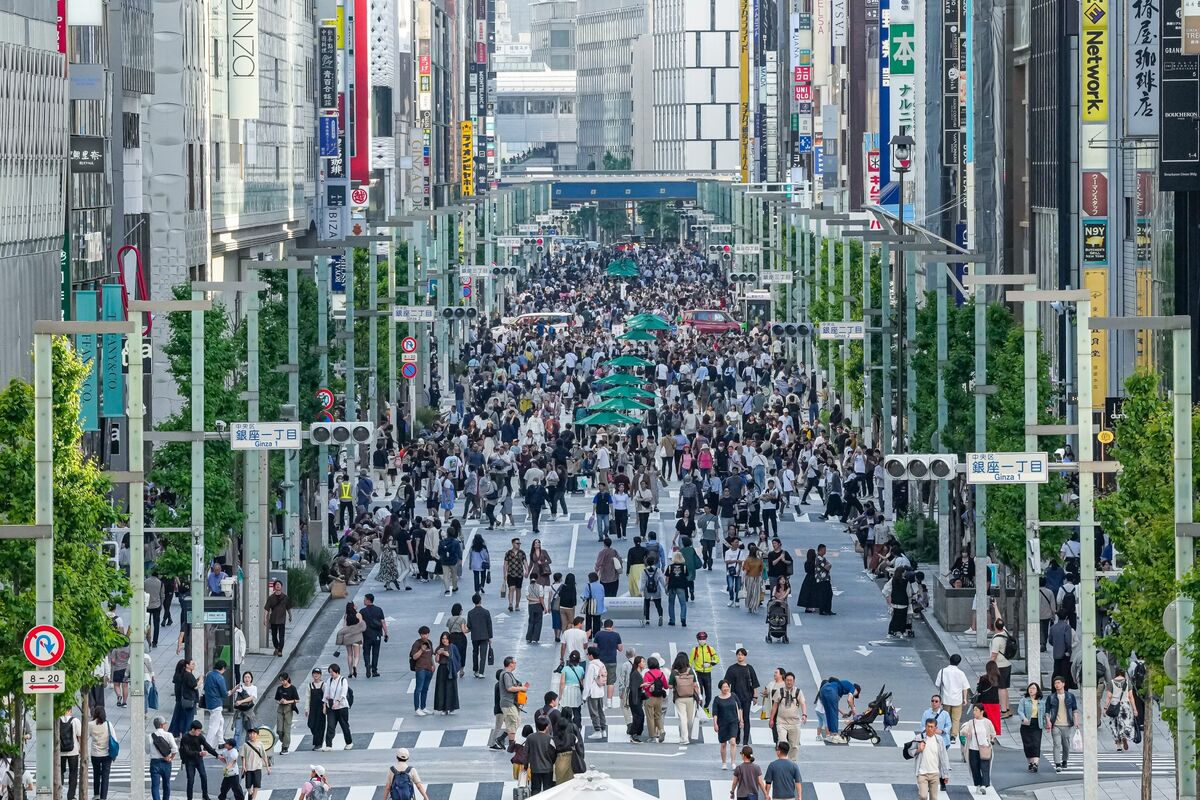 Japan’s Households Cut Spending Even as Wages Continue to Grow