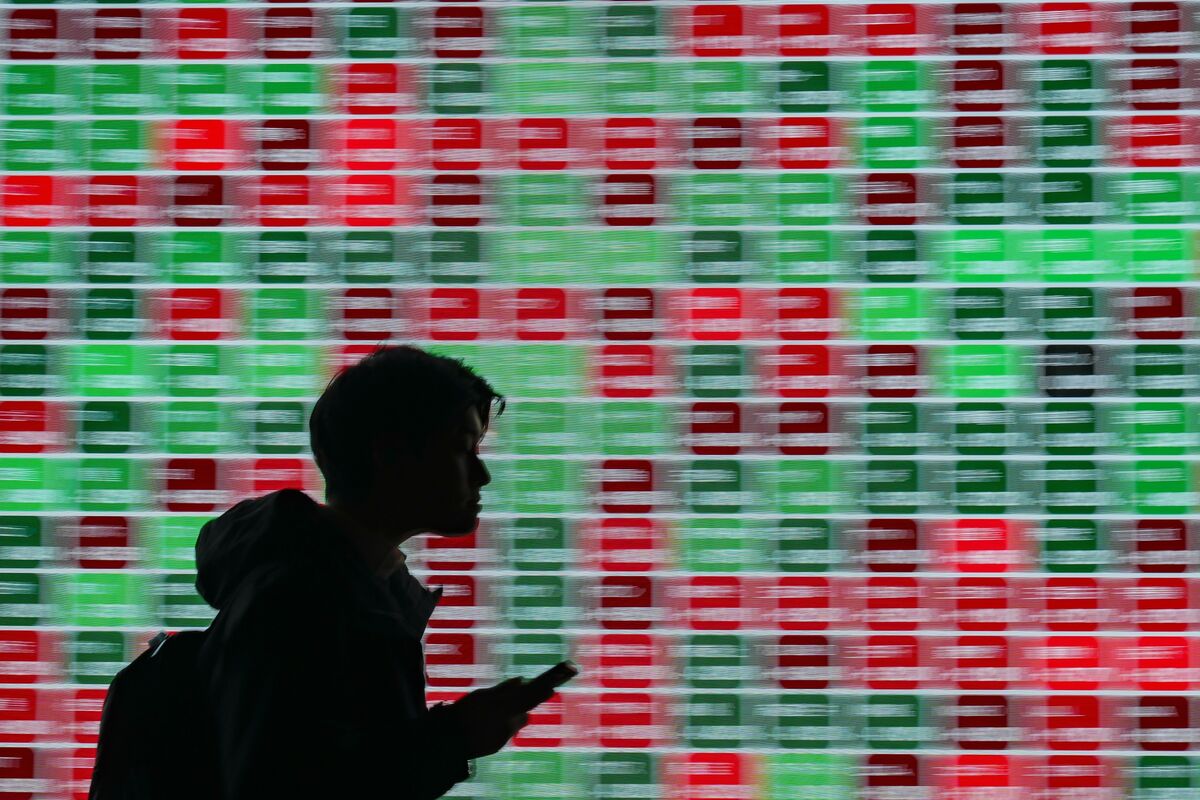Advantest Shares Decline After Outlook Misses on Tight Capacity