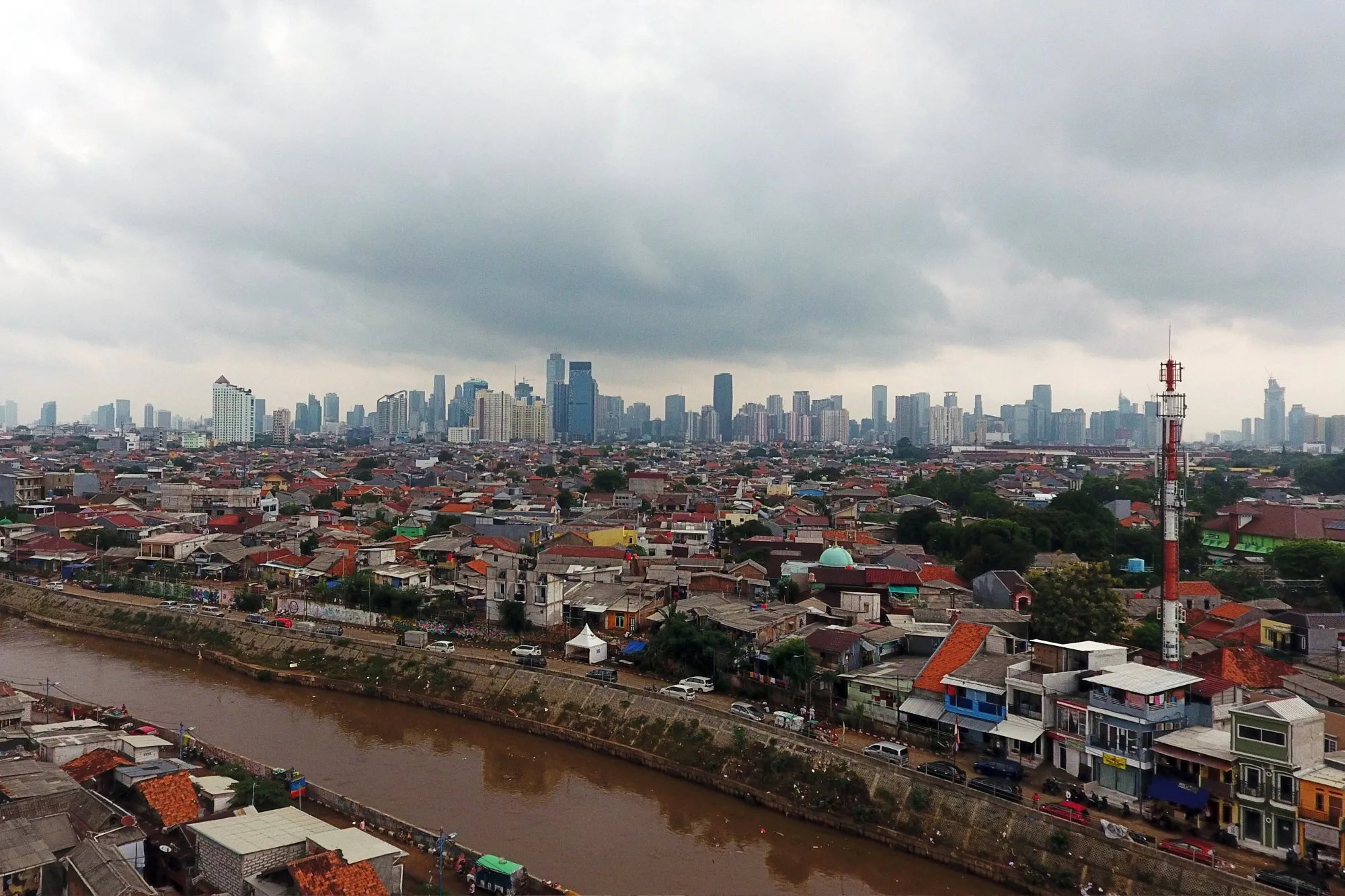 Indonesia Capital Hit by Flooding as Hundreds of Thousands Flee
