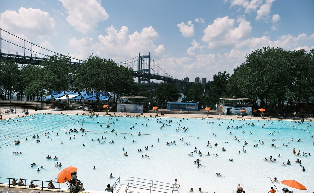 NYC Lifeguards to Get Over 20% Pay Rise Amid Staff Shortage - Bloomberg