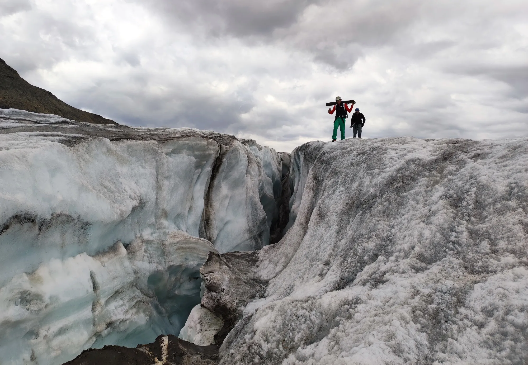 Glaciologists on the&nbsp;Plaine Morte glacier.
