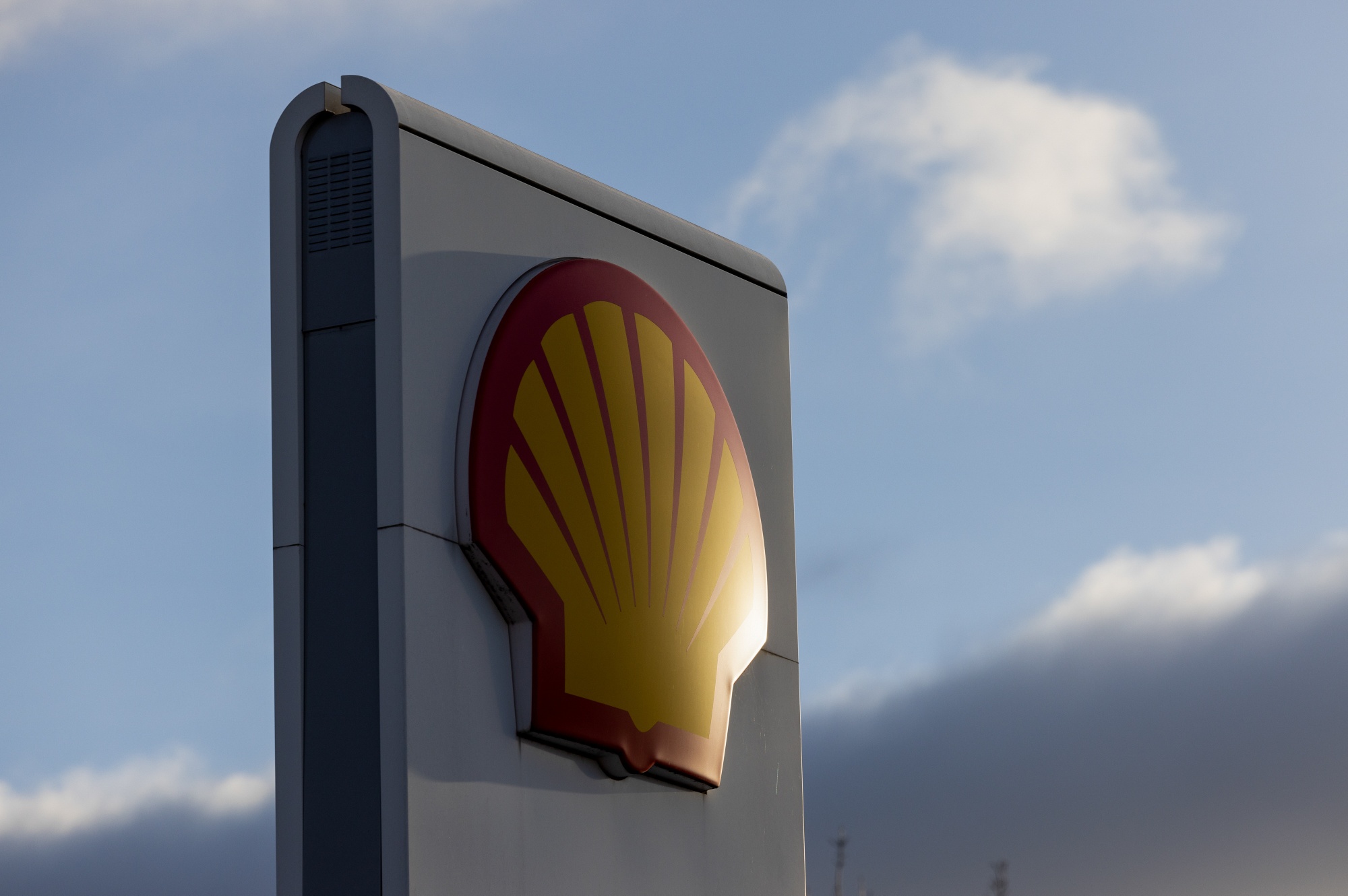 shell-power-trader-quits-over-company-s-pivot-back-to-oil-bloomberg