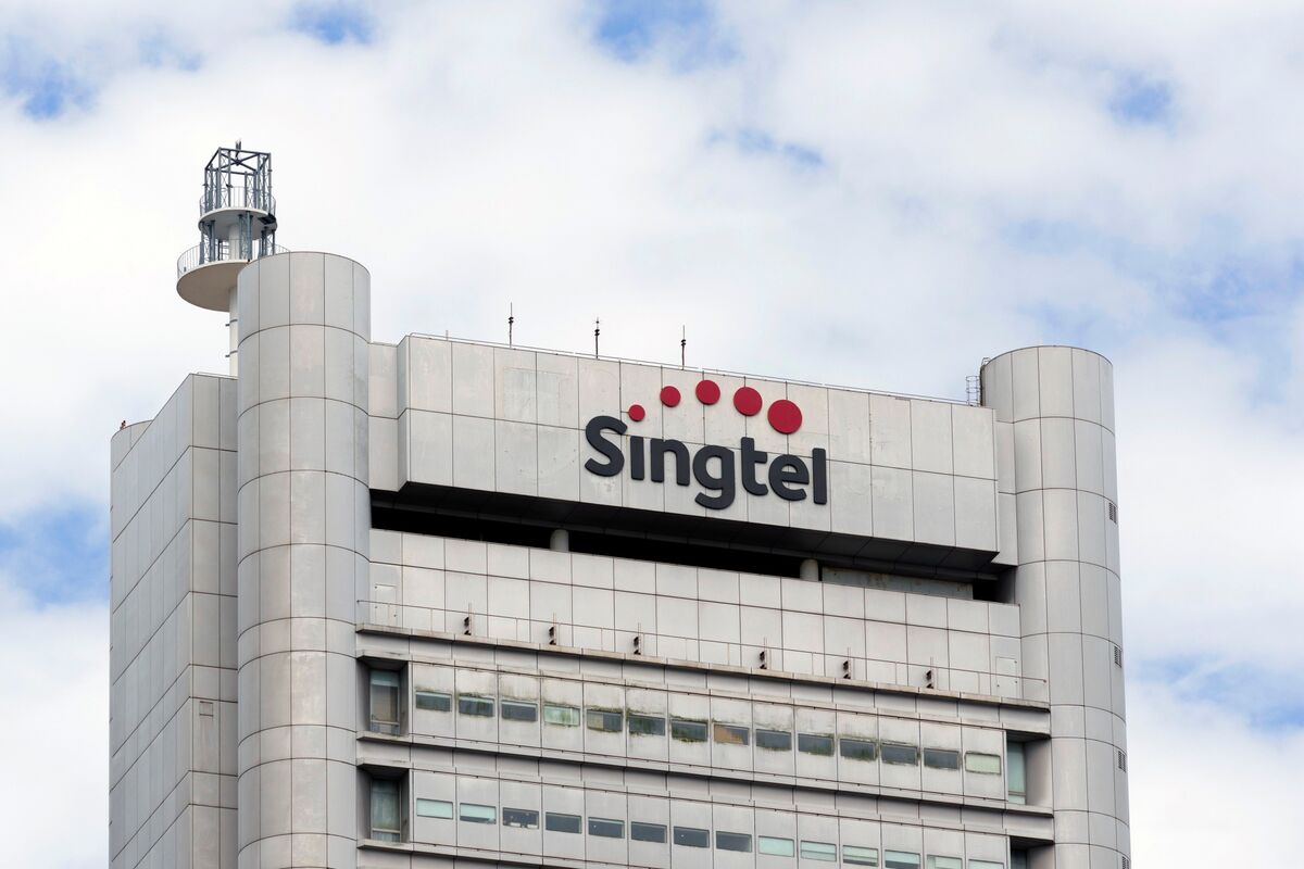 
                            KKR, Singtel Group Seek $3.8 Billion Loan for STT GDC Buyout