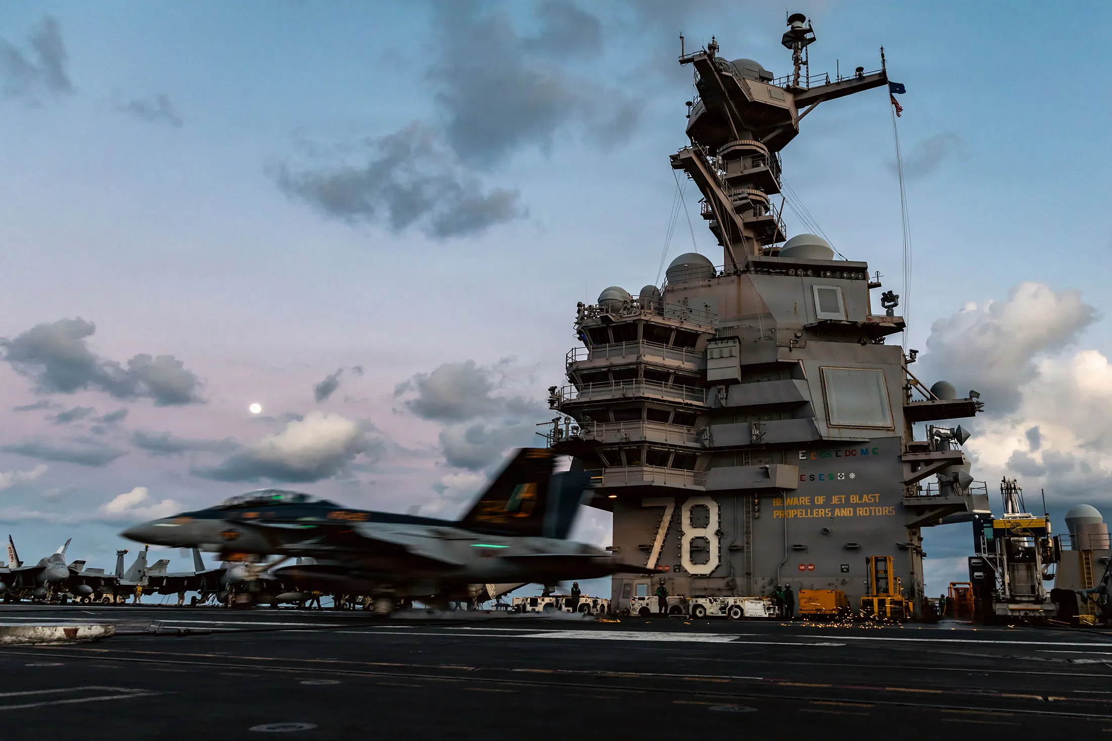 地中海で実施された作戦中、米海軍が提供した写真には、フォードの飛行甲板にF/A-18Fスーパーホーネットが着艦する様子が写っている（3月2日）