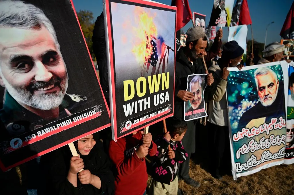 شیعیان مسلمان در پاکستان پلاکاردهایی در اعتراض به قتل ژنرال ارشد ایرانی قاسم سلیمانی توسط آمریکا در ژانویه ۲۰۲۰ در دست دارند.