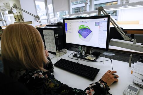 コンピューターで研磨作業を決める