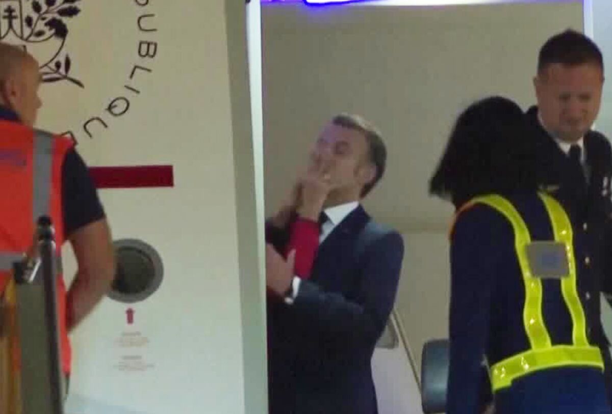 Macrons Seen 'Playfighting' on Plane in Vietnam Visit Macrons Seen 'Playfighting' on Plane in Vietnam Visit