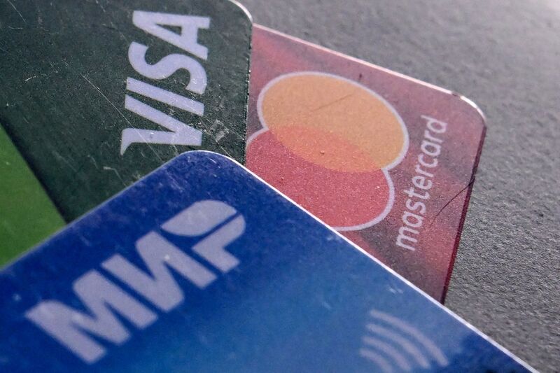 Visa, Mastercard und russische Mir-Zahlungskarte | Bildquelle: © AFP/Getty Images | Bilder sind in der Regel urheberrechtlich geschützt