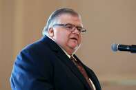 Carstens Says Mexico's Rate Pause Could Withstand Fed Hike