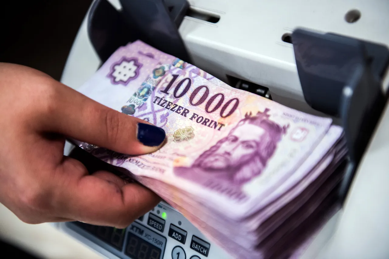 Forint (HUF-EUR) Slides as Hungary Opens New Front in Central Bank Dispute  - Bloomberg