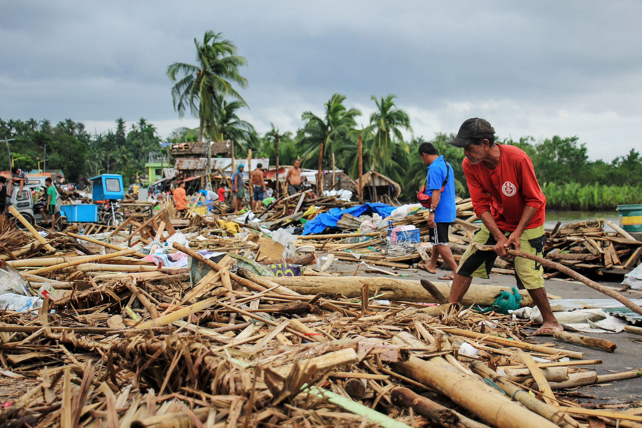 Typhoon Kammuri Kills 17 People as It Passes South of Manila - Bloomberg