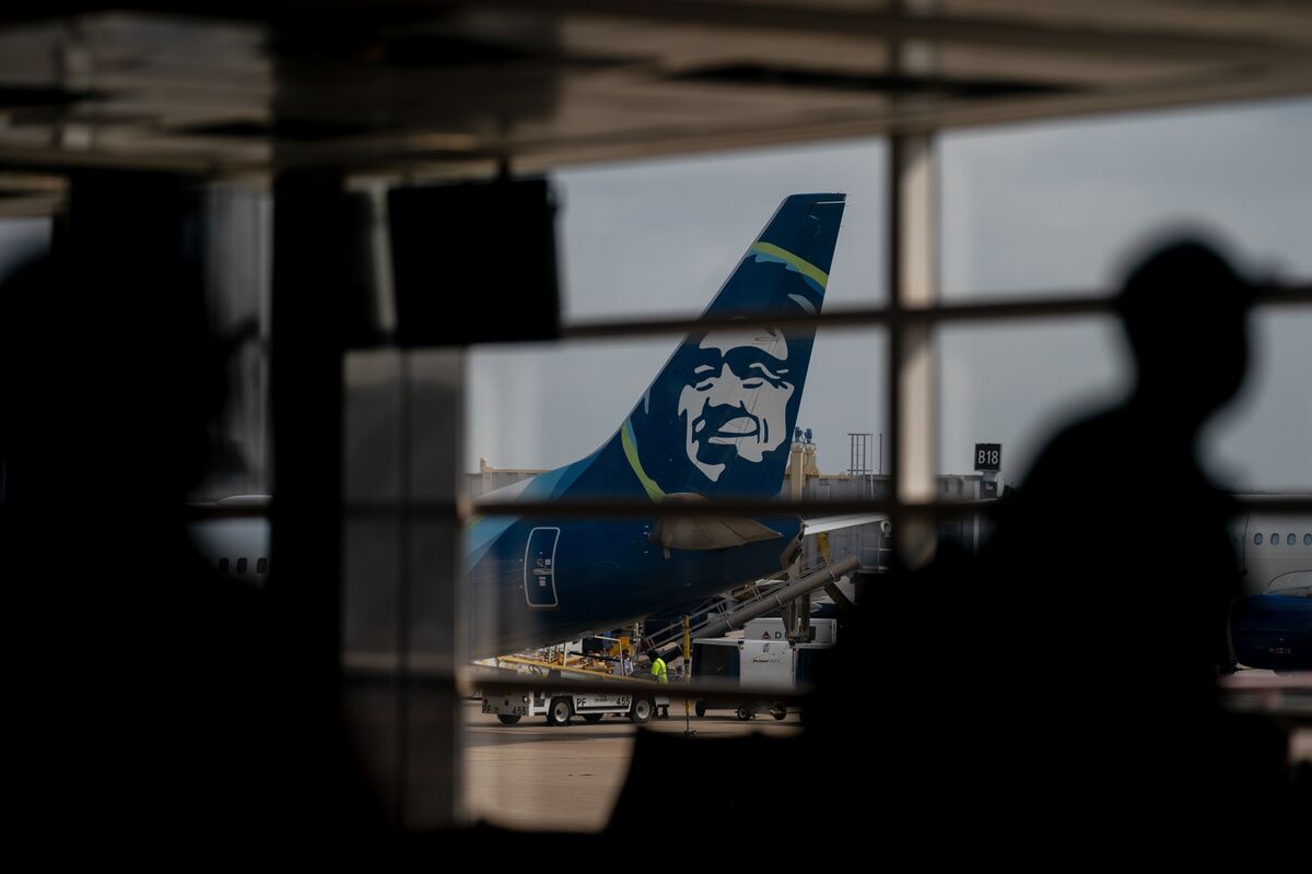 Alaska Air Says Quarterly Profit Hurt by Fuel Costs, IT Outage